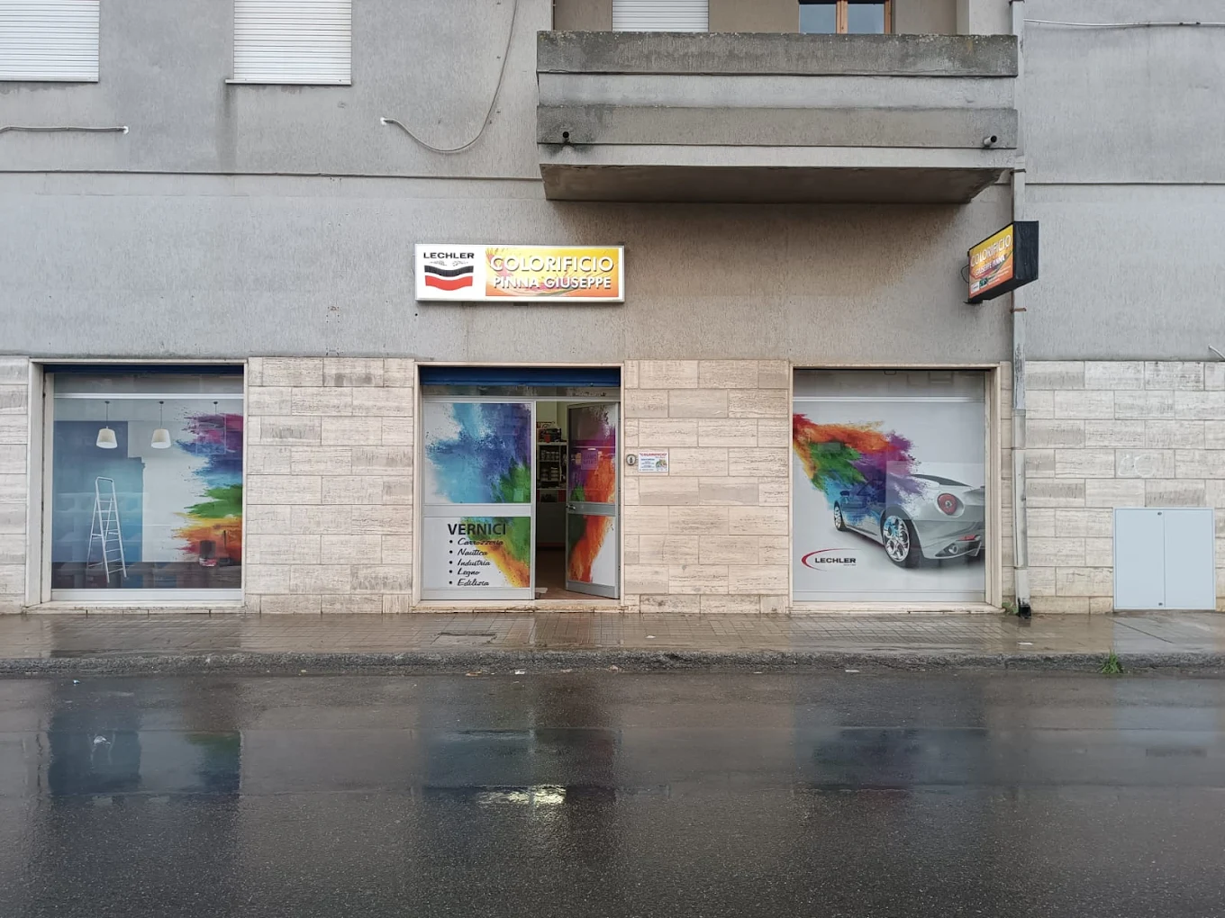 La vetrina del Colorificio Giuseppe Pinna in via Lubiana 142 a Carbonia