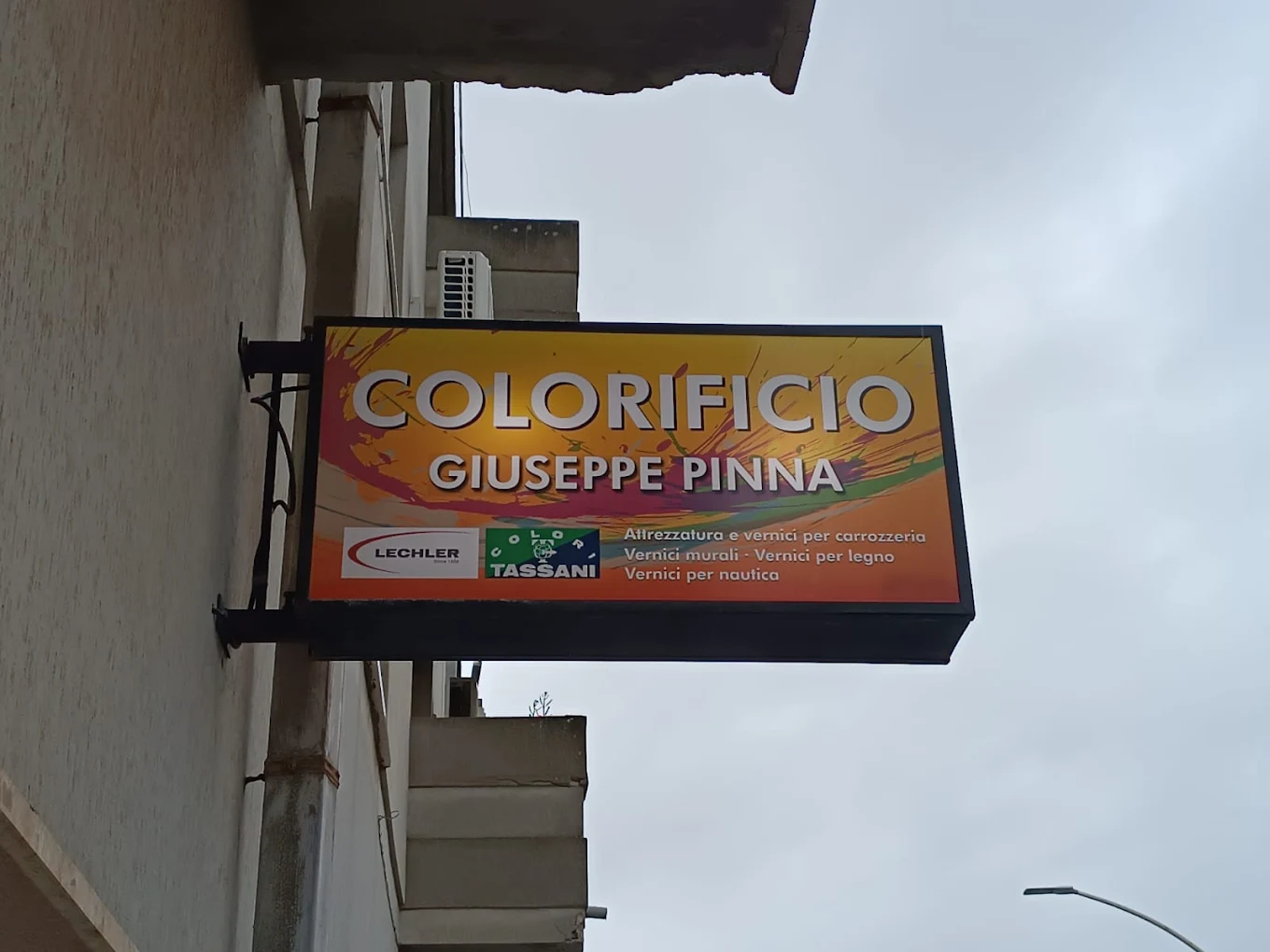 L'insegna luminosa del Colorificio Giuseppe Pinna