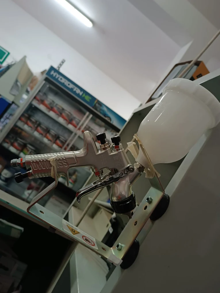 Aerografo professionale DeVilbiss esposto in negozio